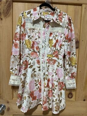 L'ATISTE Cream Floral Button-Front Blouse with Lace Insets